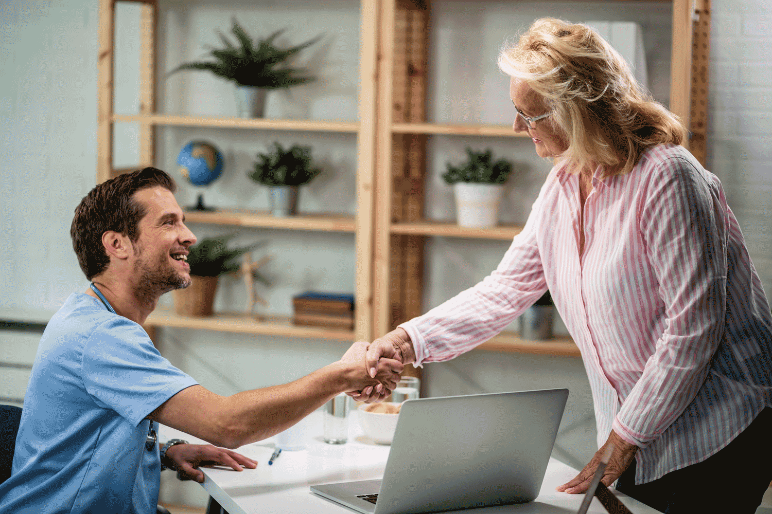 Praticien et cliente qui se serrent la main suite à un échange